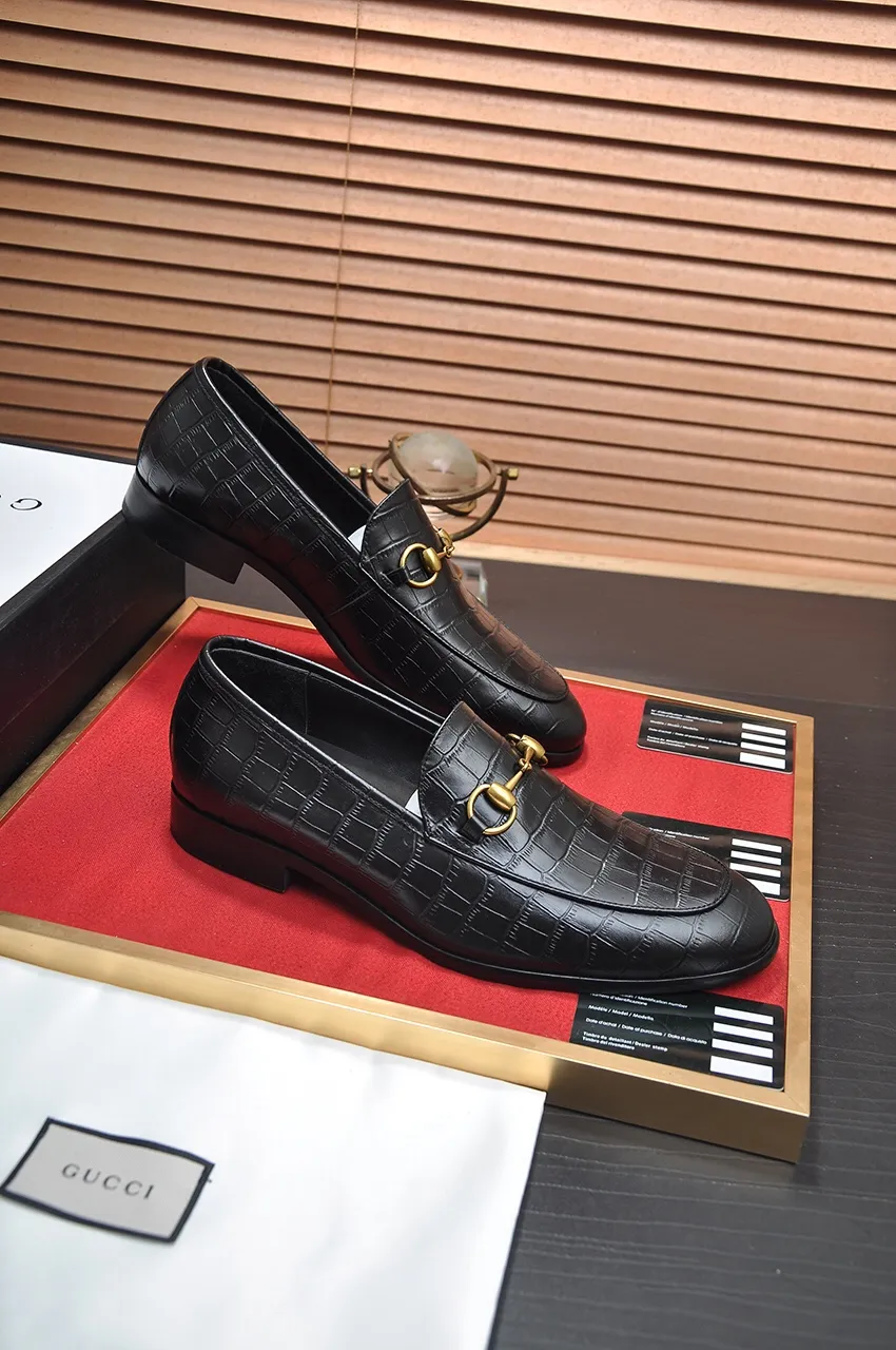 Men's shoes💰500💶Italy's top luxury men's shoe giant (GUCCI) (Gucci) (full cowhide lining) new arrival🍃Original European style🔰 Pleasant to the eye😍In order to make the shoes more durable and non-deformable🌀The production continues to follow traditional methods but there is still no lack of innovation💪Choose original sheepskin for the leather♻️ Smooth and natural And extra bright ⭐Made of imported cowhide, the first choice of rich people 38-45 (45 customized)